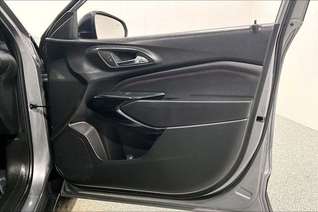 Used 2025 Chevrolet Trax RS w/ Sunroof Package image 30