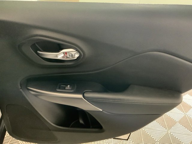 Used 2019 Jeep Cherokee Limited image 25