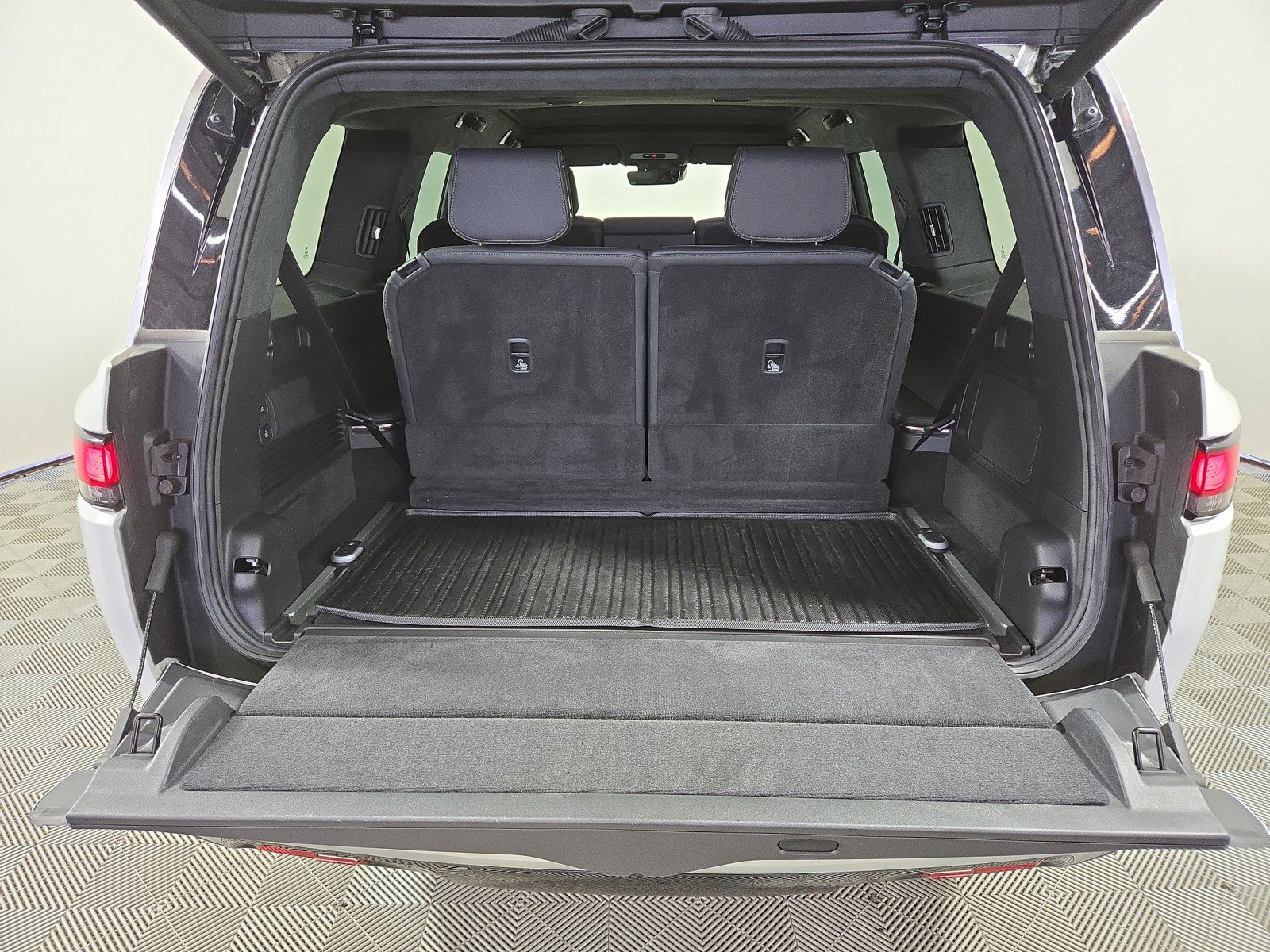 Used 2024 Rivian R1S Adventure AWD/4WD image 15
