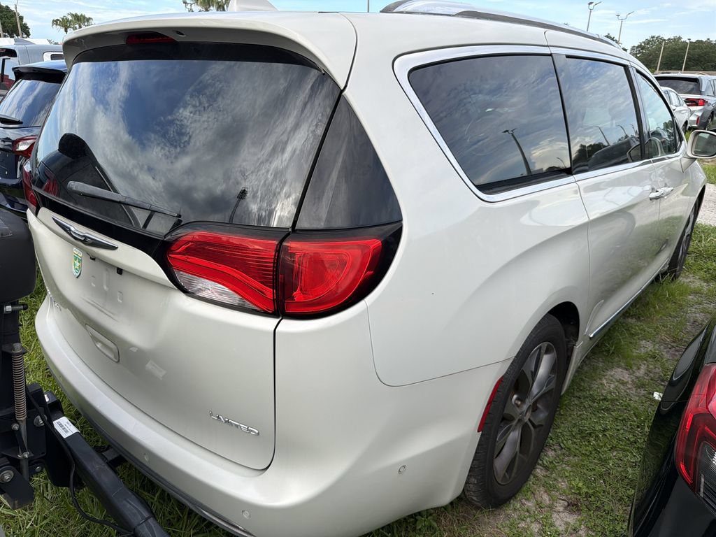 Used 2017 Chrysler Pacifica Limited FWD image 9