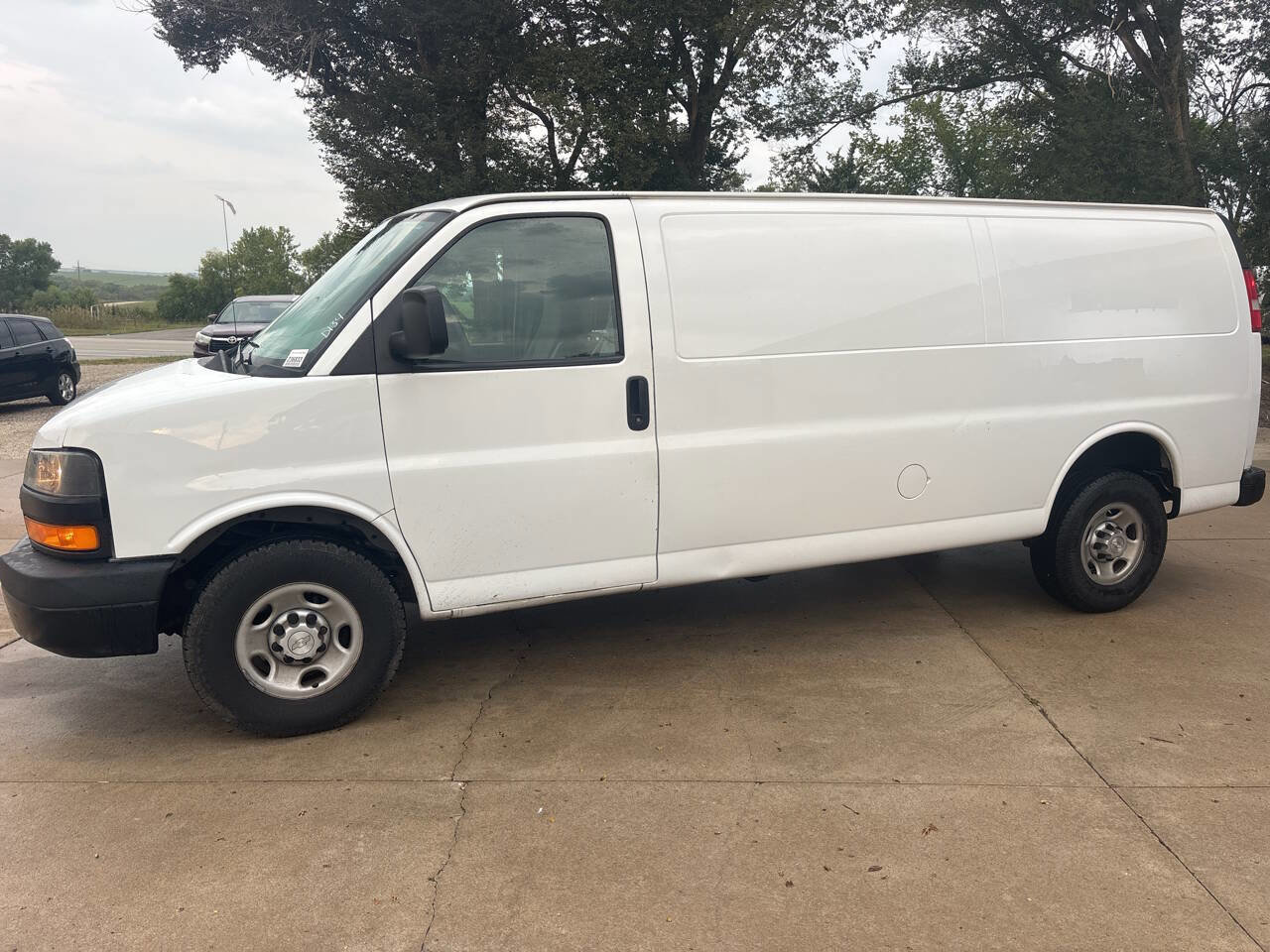 Used 2018 Chevrolet Express 3500 Extended w/ Driver Convenience Package image 3