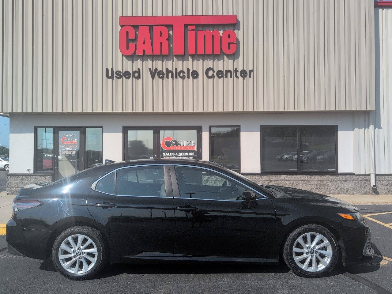Used 2022 Toyota Camry LE FWD image 1