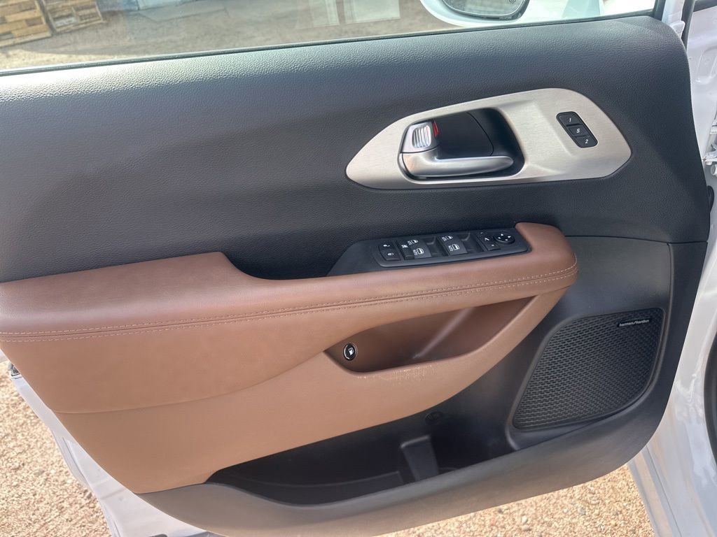 Used 2021 Chrysler Pacifica Limited w/ Premium & Safety Sphere Group FWD image 13