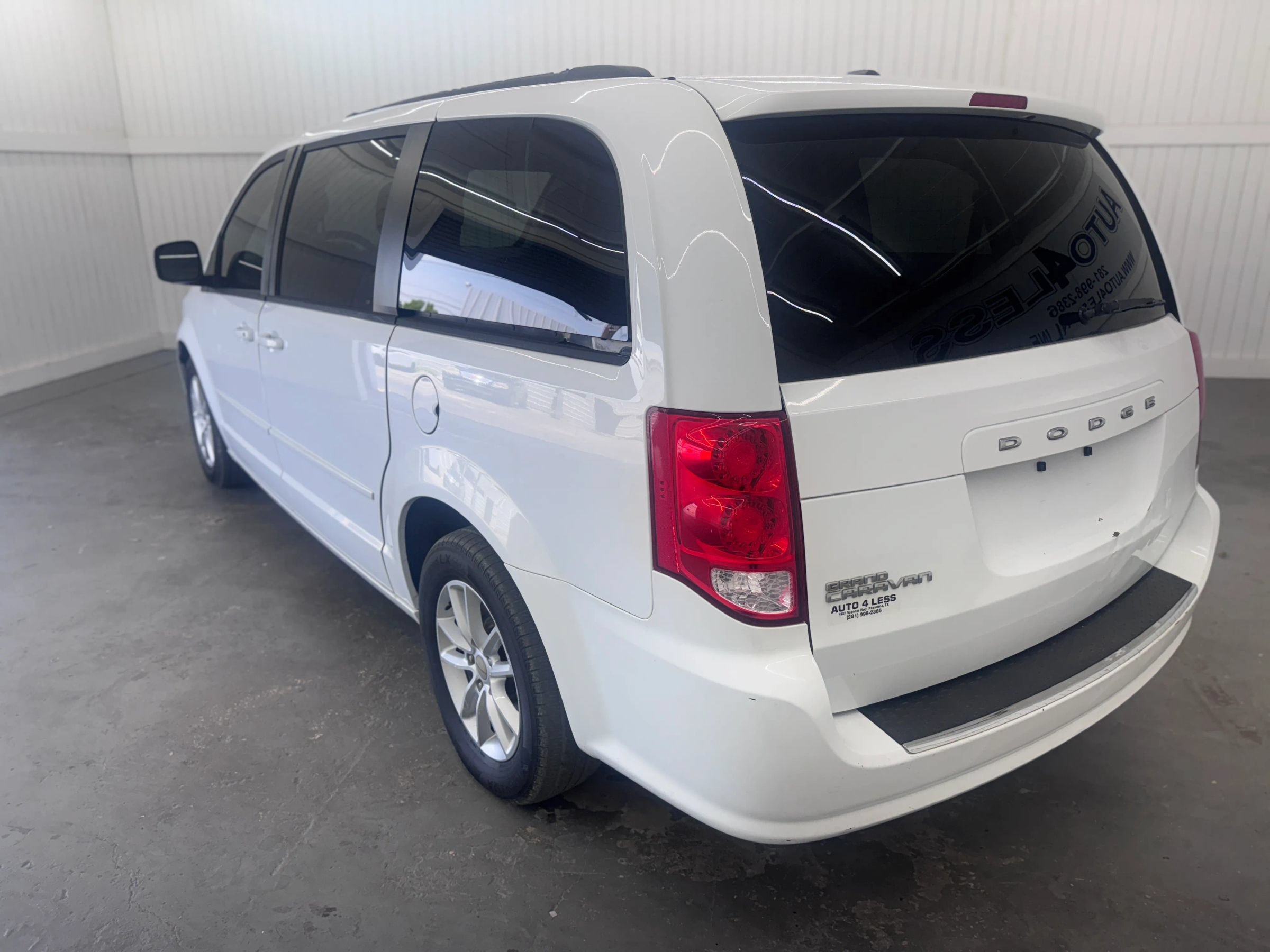 Used 2013 Dodge Grand Caravan SXT w/ UConnect Hands-Free Group FWD image 7