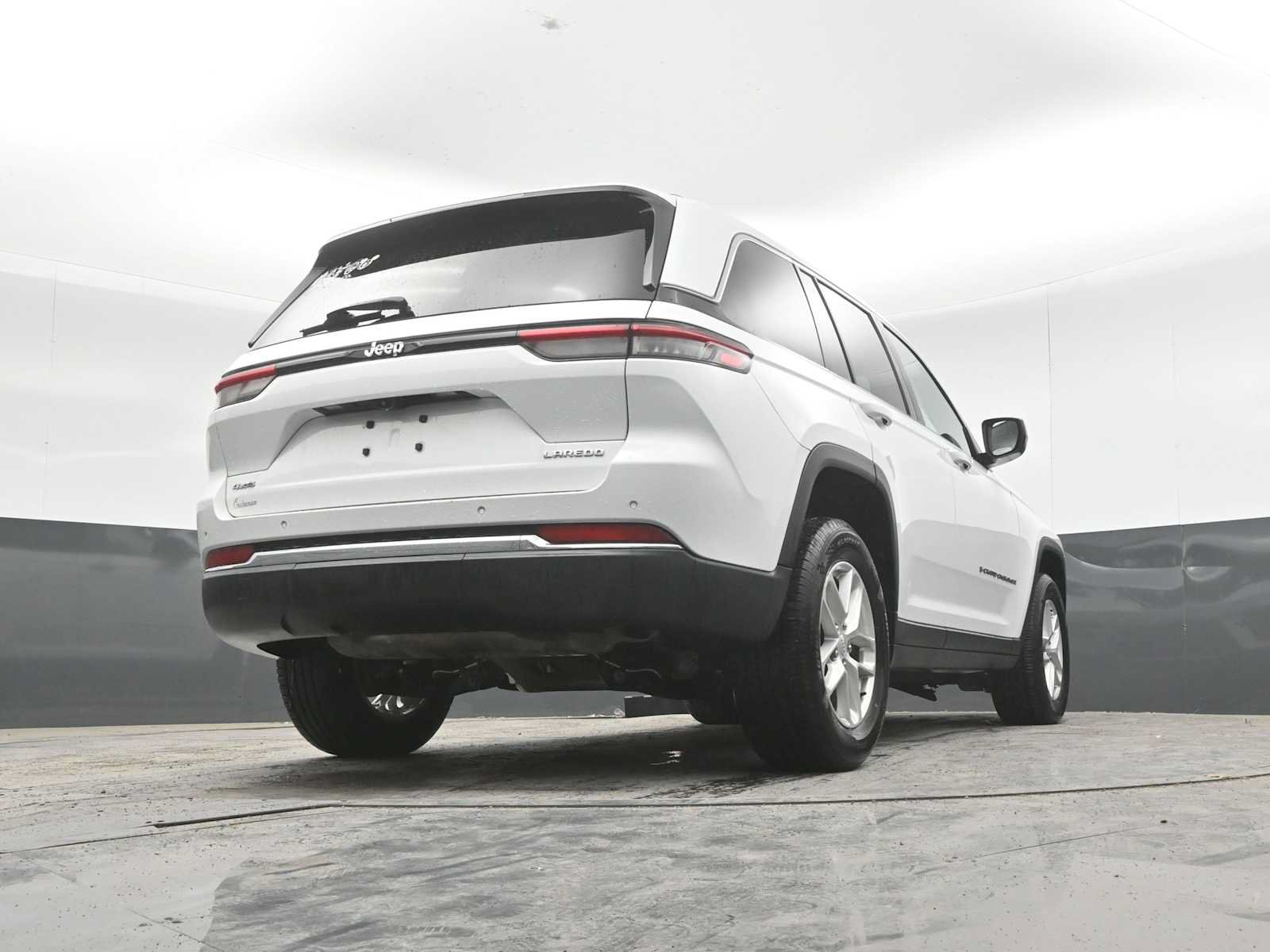 Used 2023 Jeep Grand Cherokee Laredo AWD/4WD image 33