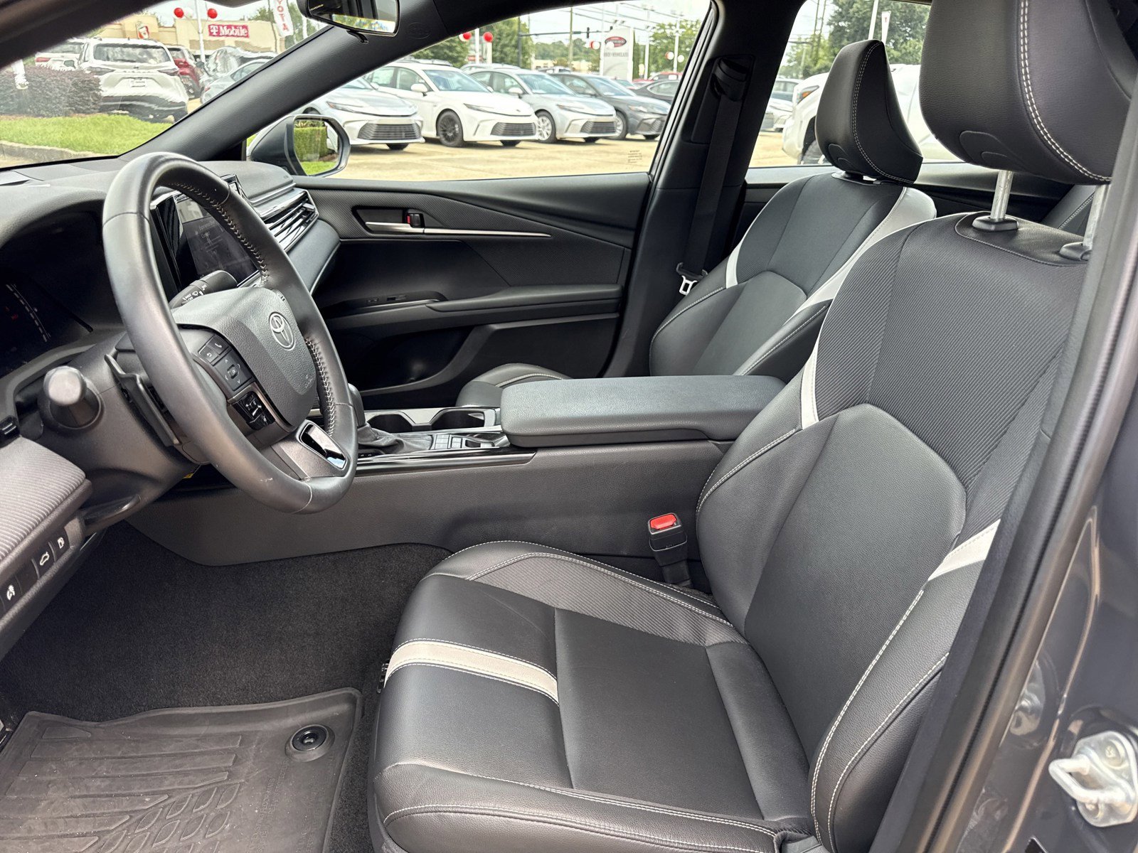 Used 2025 Toyota Camry SE image 11