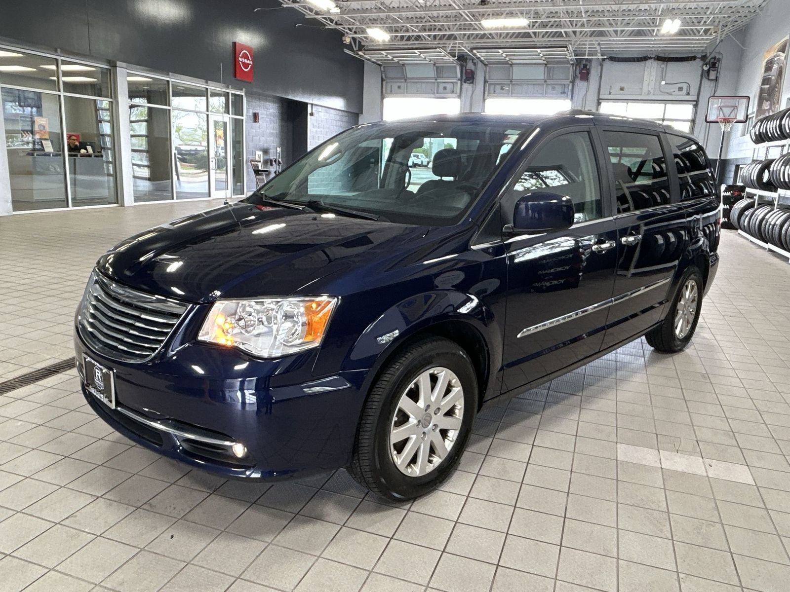 Used 2016 Chrysler Town & Country Touring w/ Driver Convenience Group FWD image 29
