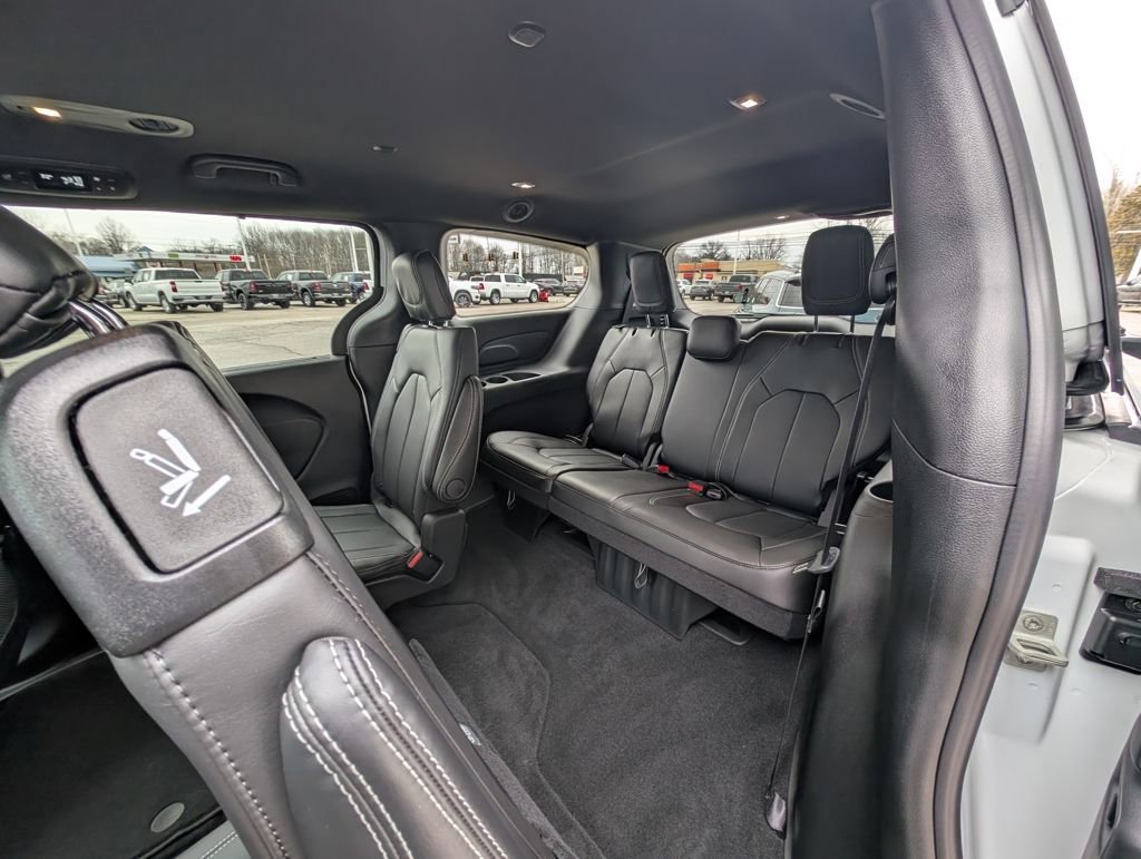 New 2026 Chrysler Pacifica Select AWD/4WD image 17