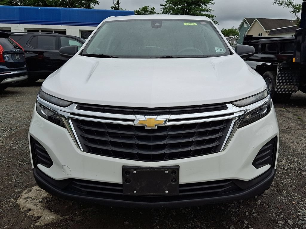 Used 2023 Chevrolet Equinox LS w/ LS Convenience Package FWD image 2