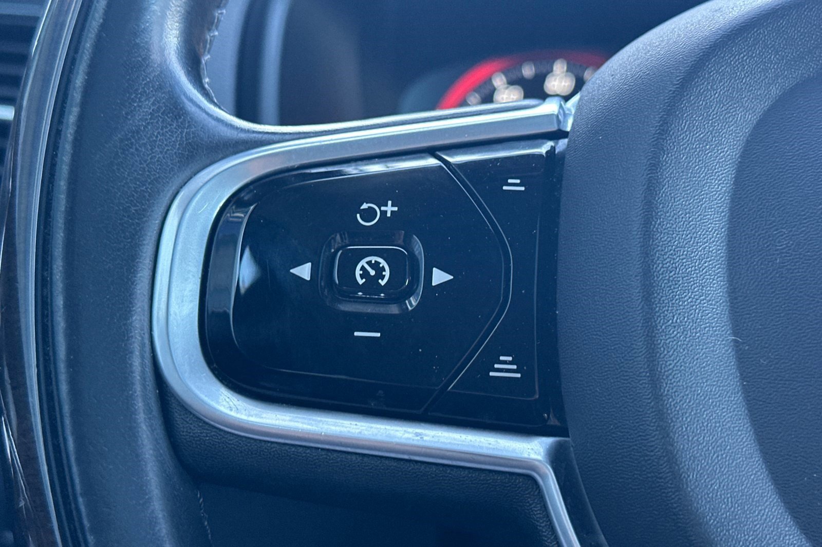 Used 2016 Volvo XC90 T6 Momentum w/ Momentum Plus Package image 32