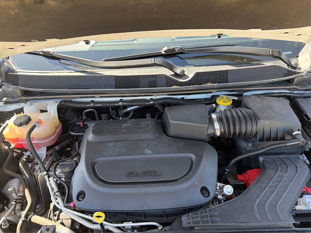 Used 2023 Chrysler Voyager LX image 12