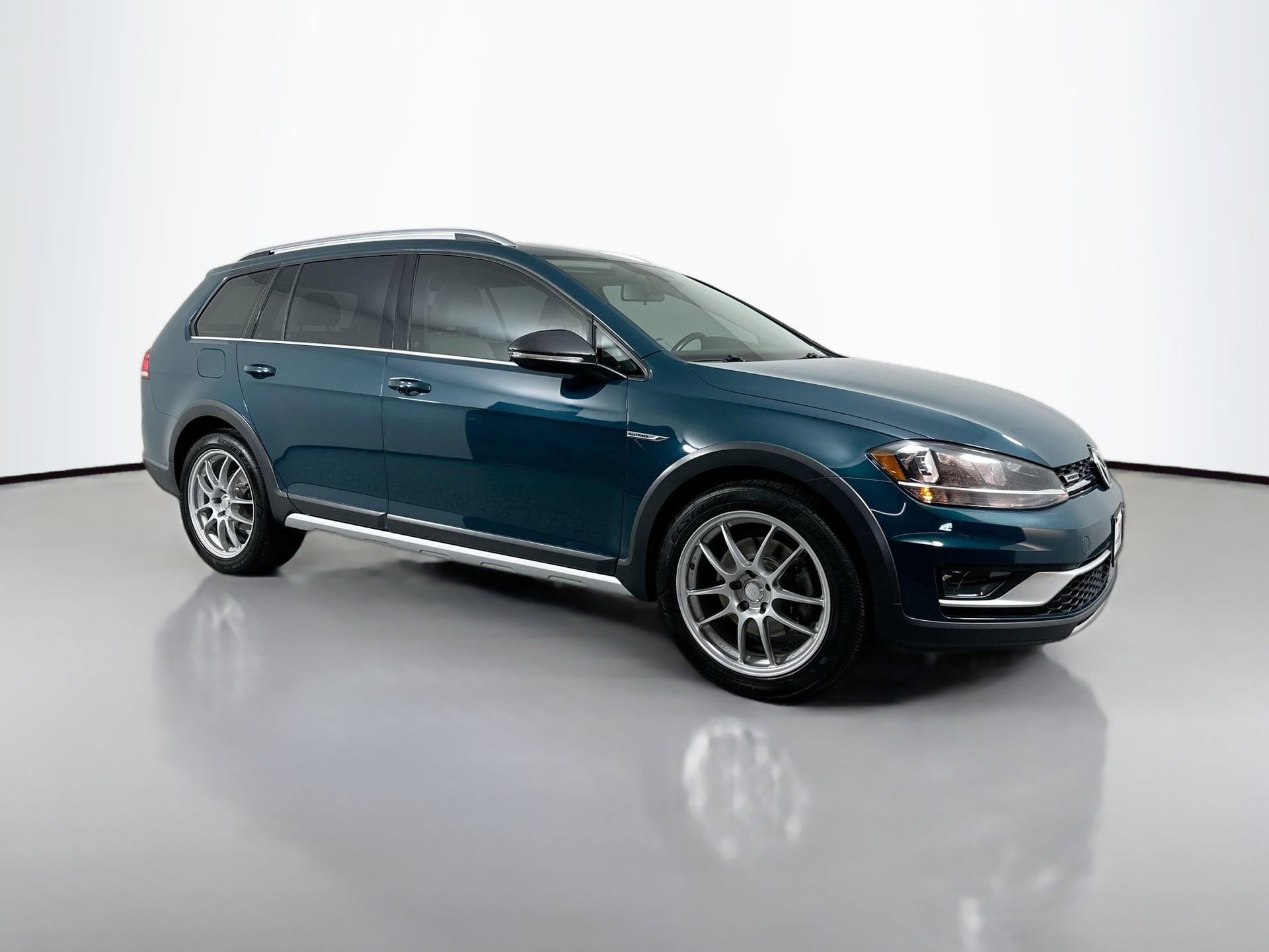 Used 2018 Volkswagen Golf Alltrack S image 3