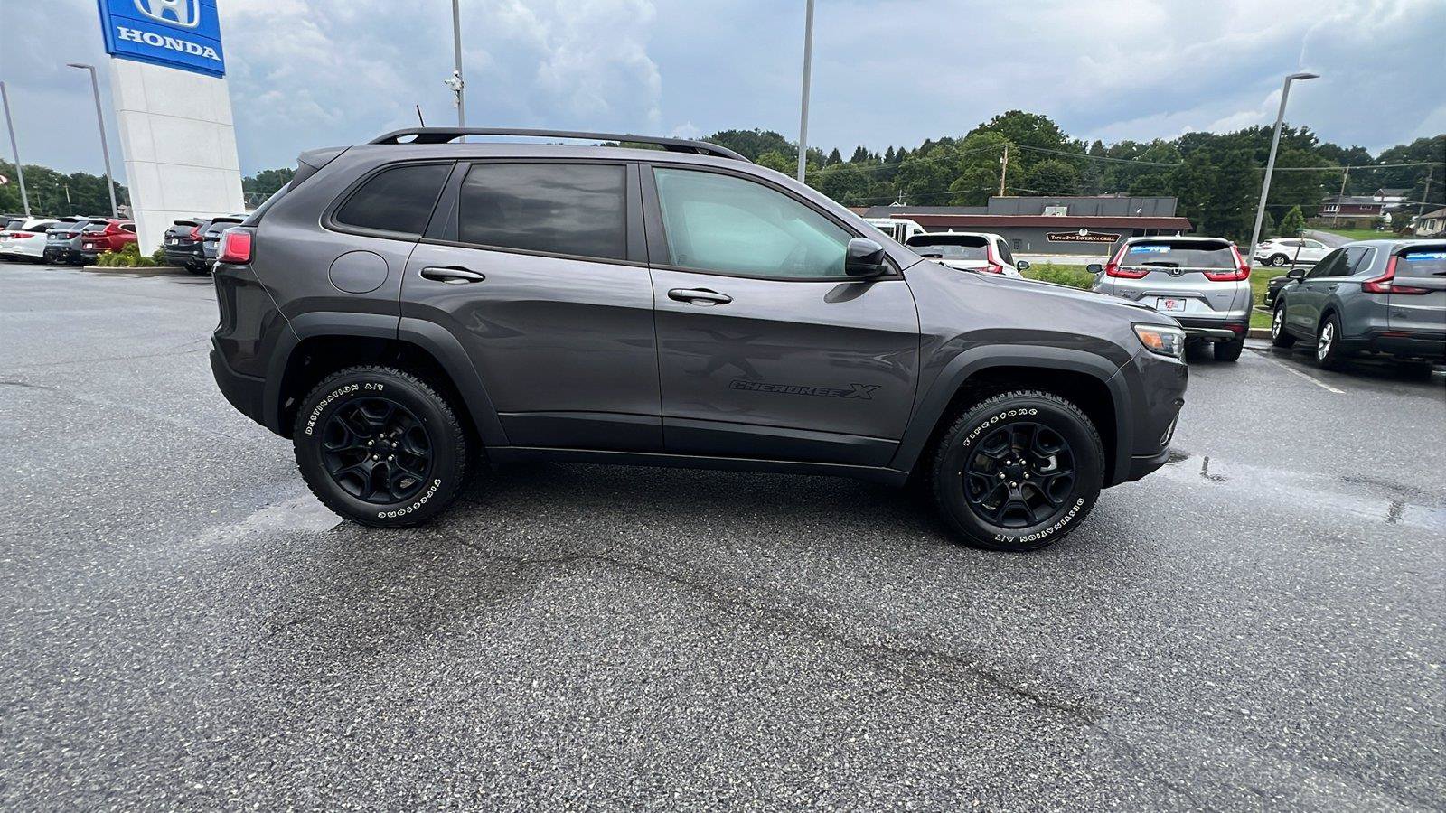 Used 2022 Jeep Cherokee Latitude w/ Sun & Sound Group AWD/4WD image 3
