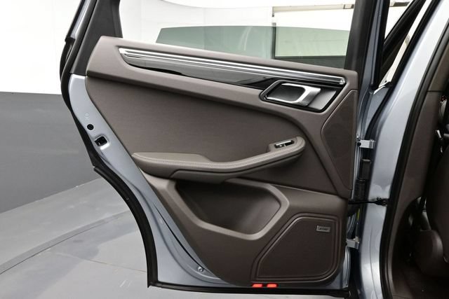 Certified 2025 Porsche Macan AWD/4WD image 13