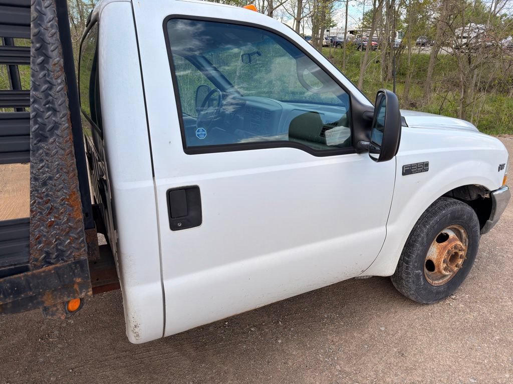 Used 2002 Ford F350 2WD Regular Cab DRW Super Duty image 4