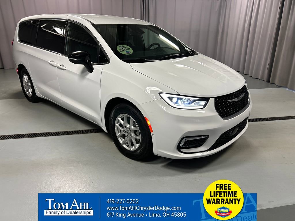 Used 2025 Chrysler Pacifica Select w/ Uconnect Theater Family Group image 1