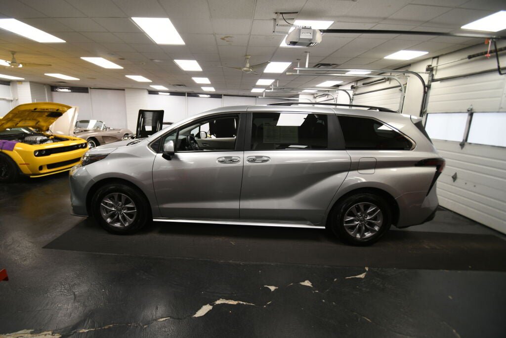 Certified 2024 Toyota Sienna XLE FWD image 4