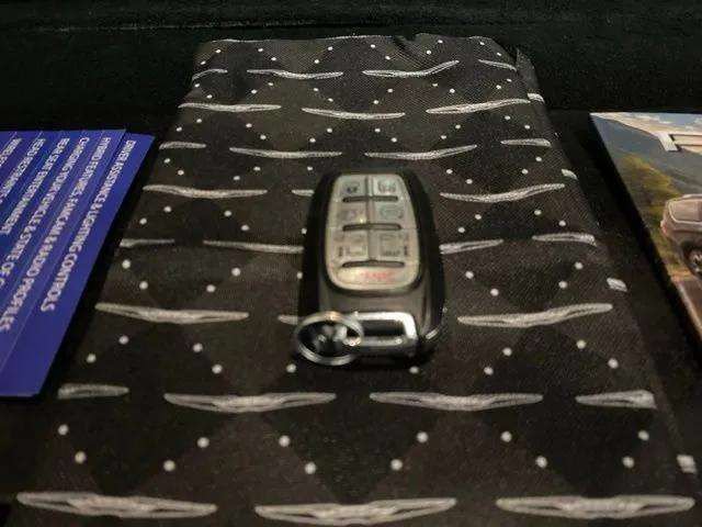 Used 2025 Chrysler Pacifica Select FWD image 97