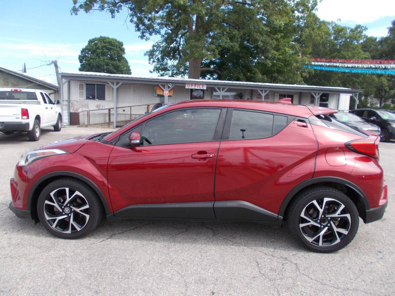 Used 2019 Toyota C-HR XLE FWD image 18