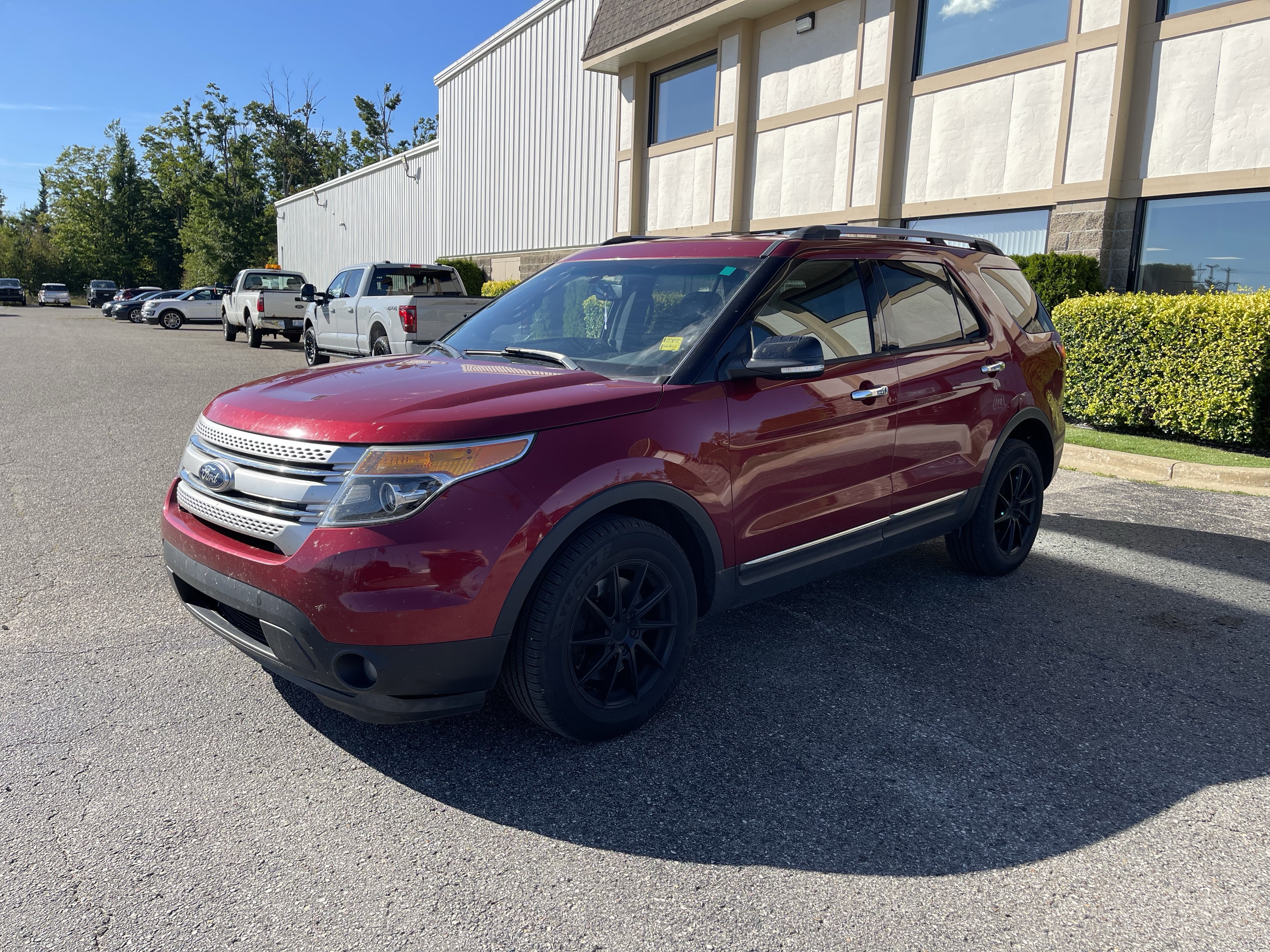 Used 2014 Ford Explorer XLT w/ Equipment Group 202A AWD/4WD image 8