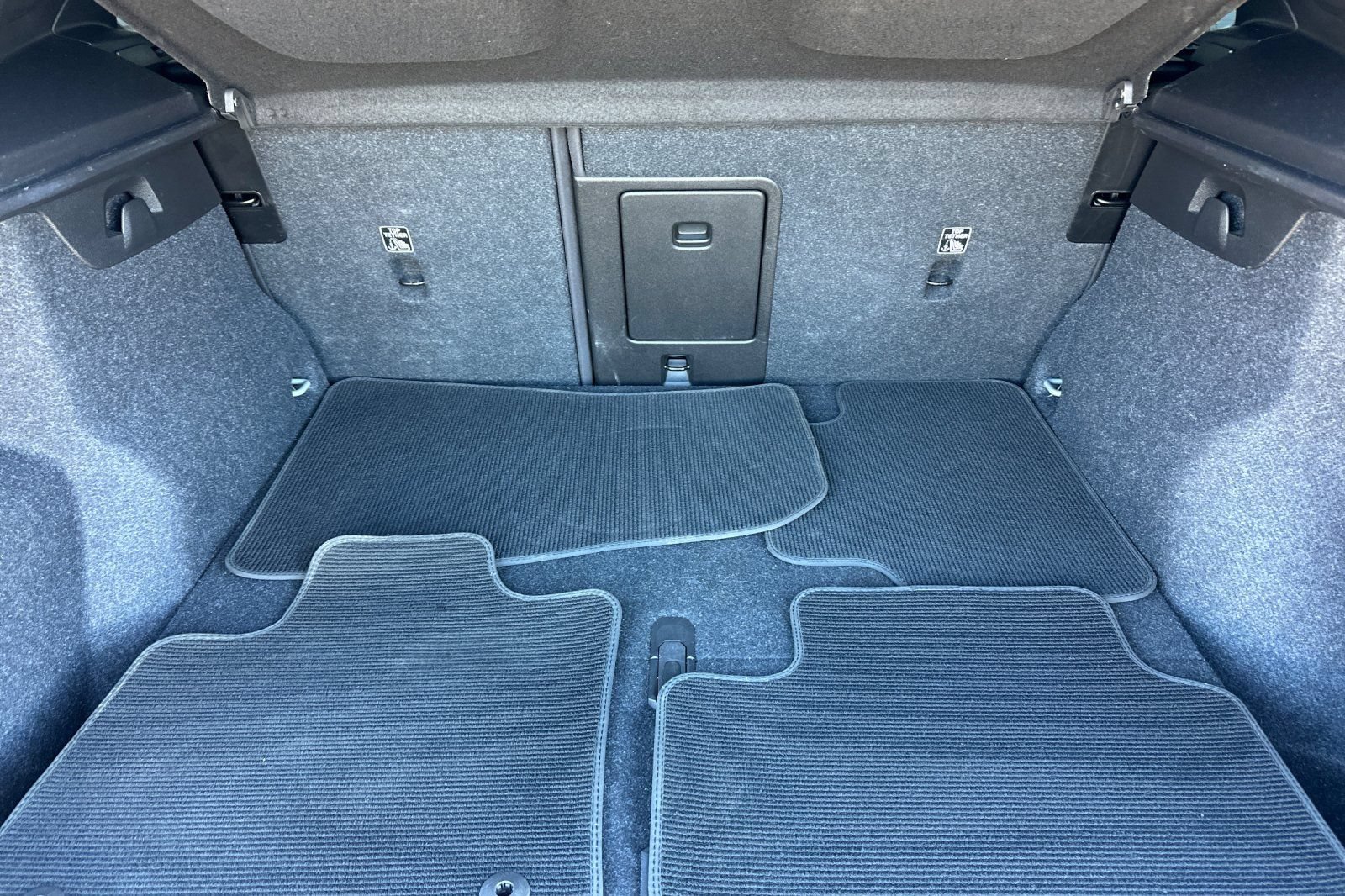 Certified 2025 Volvo EX40 Core AWD/4WD image 18