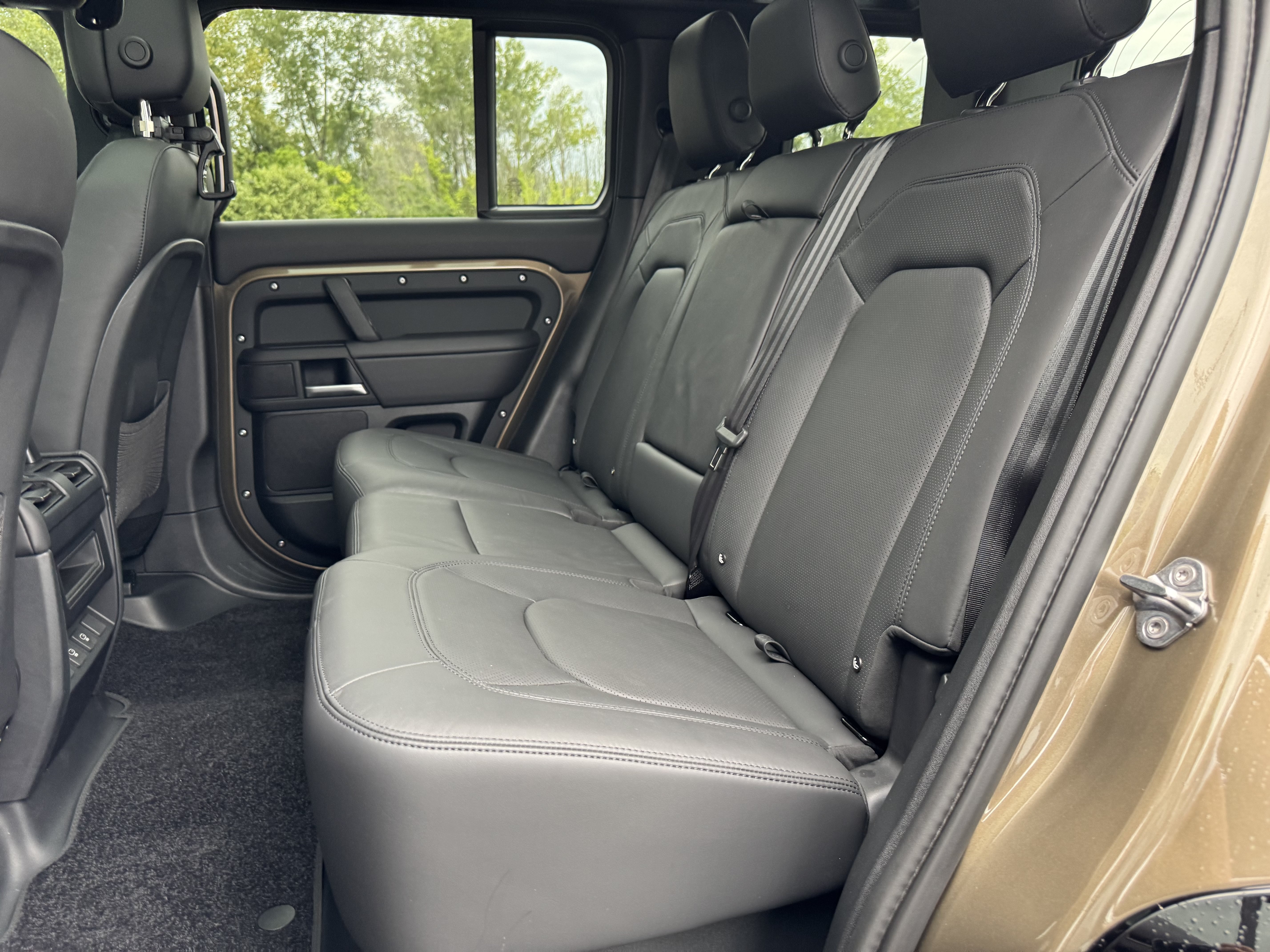 Certified 2025 Land Rover Defender 110 X-Dynamic SE AWD/4WD image 27