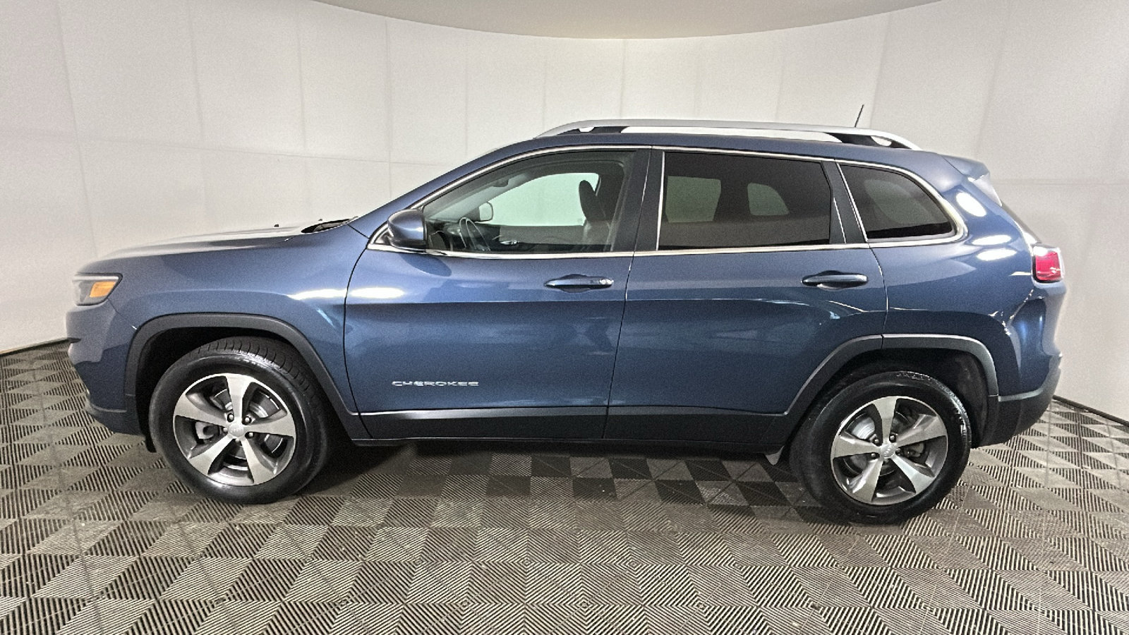 Used 2020 Jeep Cherokee Limited AWD/4WD image 7