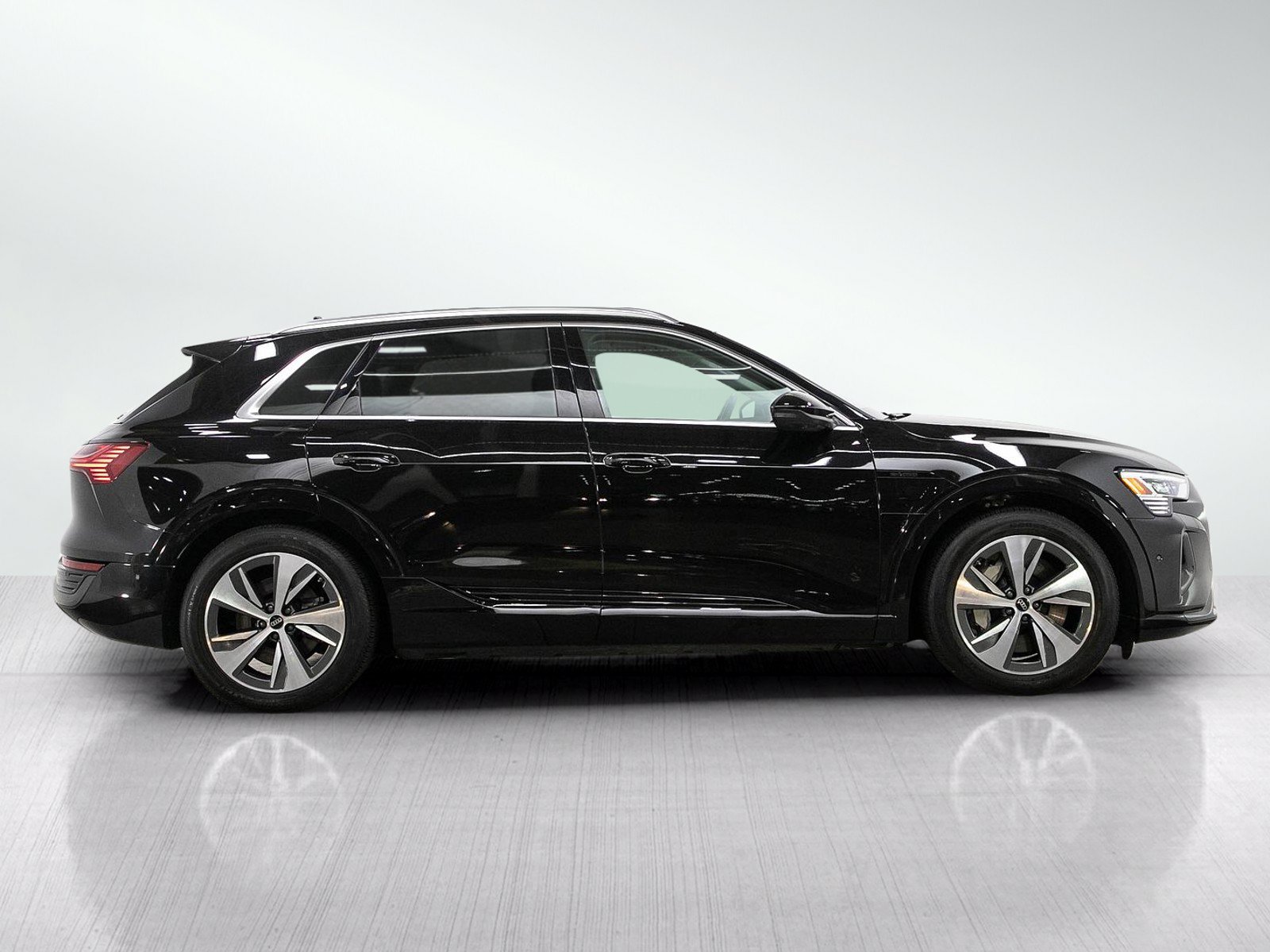 Used 2024 Audi Q8 e-tron Premium Plus w/ Premium Plus Package AWD/4WD image 6