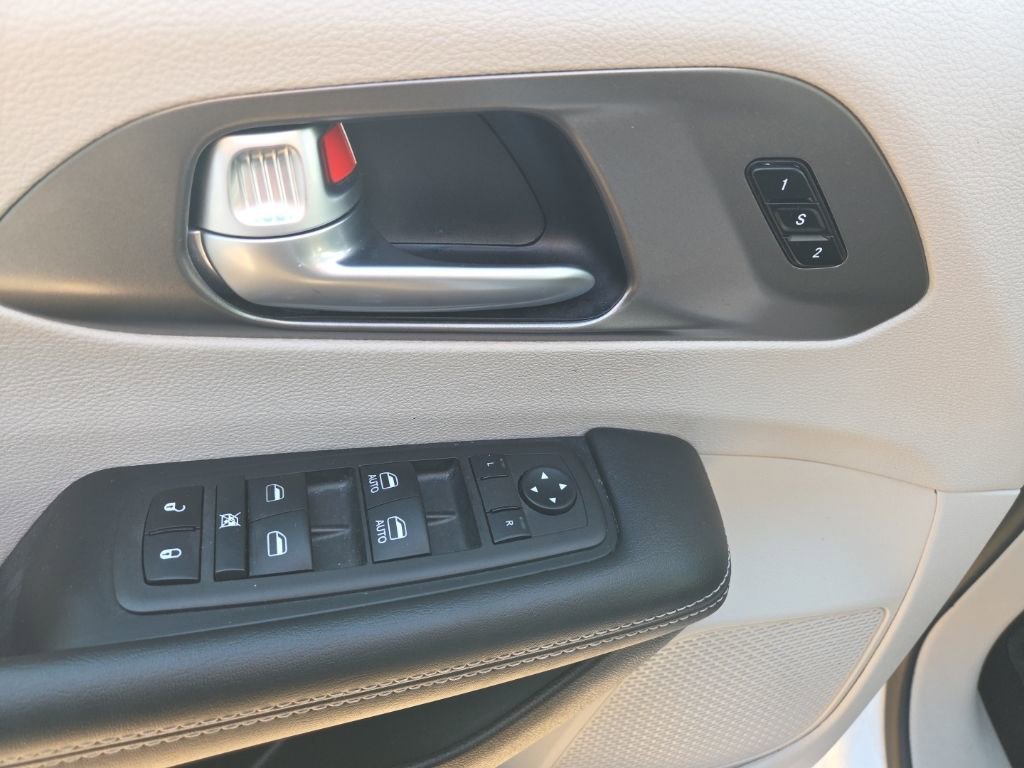 Used 2024 Chrysler Pacifica Touring-L image 22