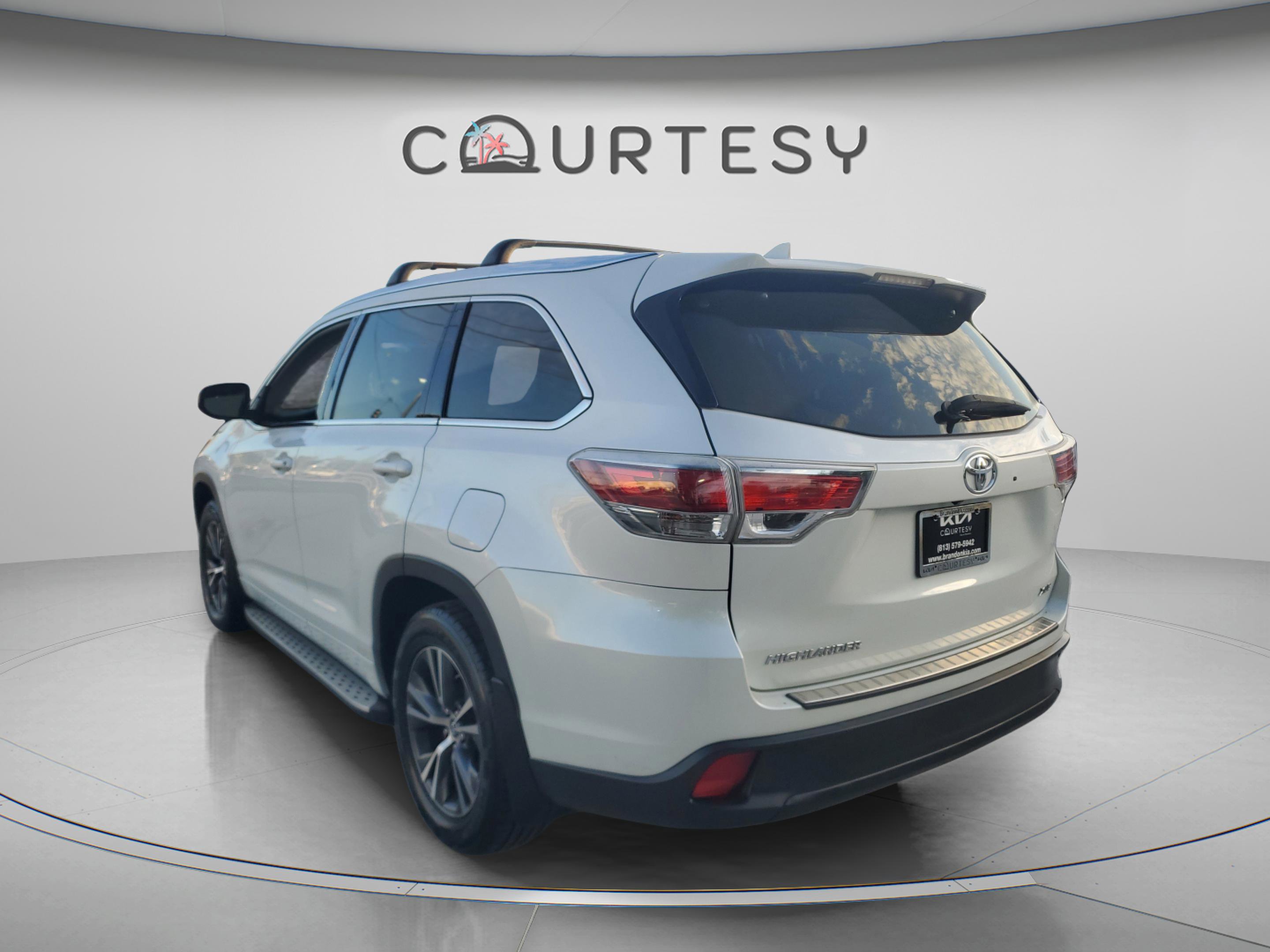 Used 2016 Toyota Highlander XLE FWD image 2