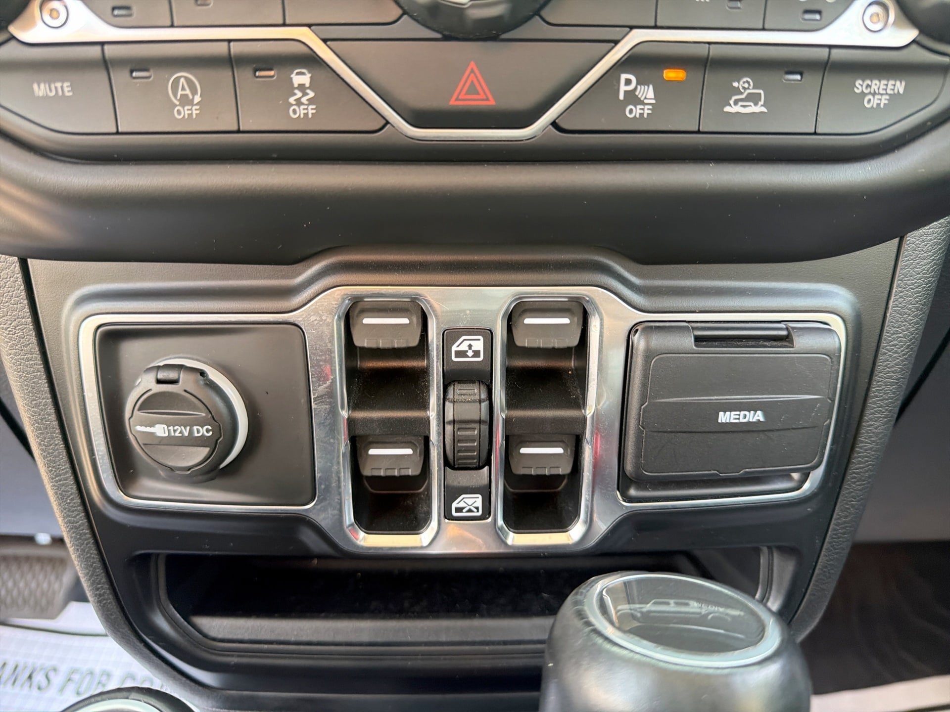 Used 2020 Jeep Gladiator Overland AWD/4WD image 4
