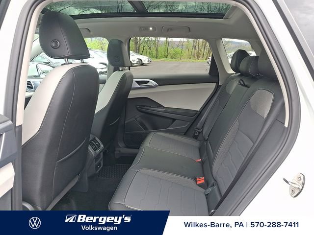 Used 2025 Volkswagen Taos SE AWD/4WD image 12