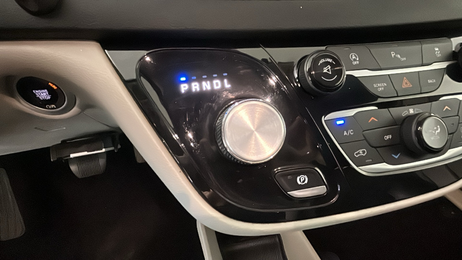 Used 2017 Chrysler Pacifica Touring-L FWD image 26