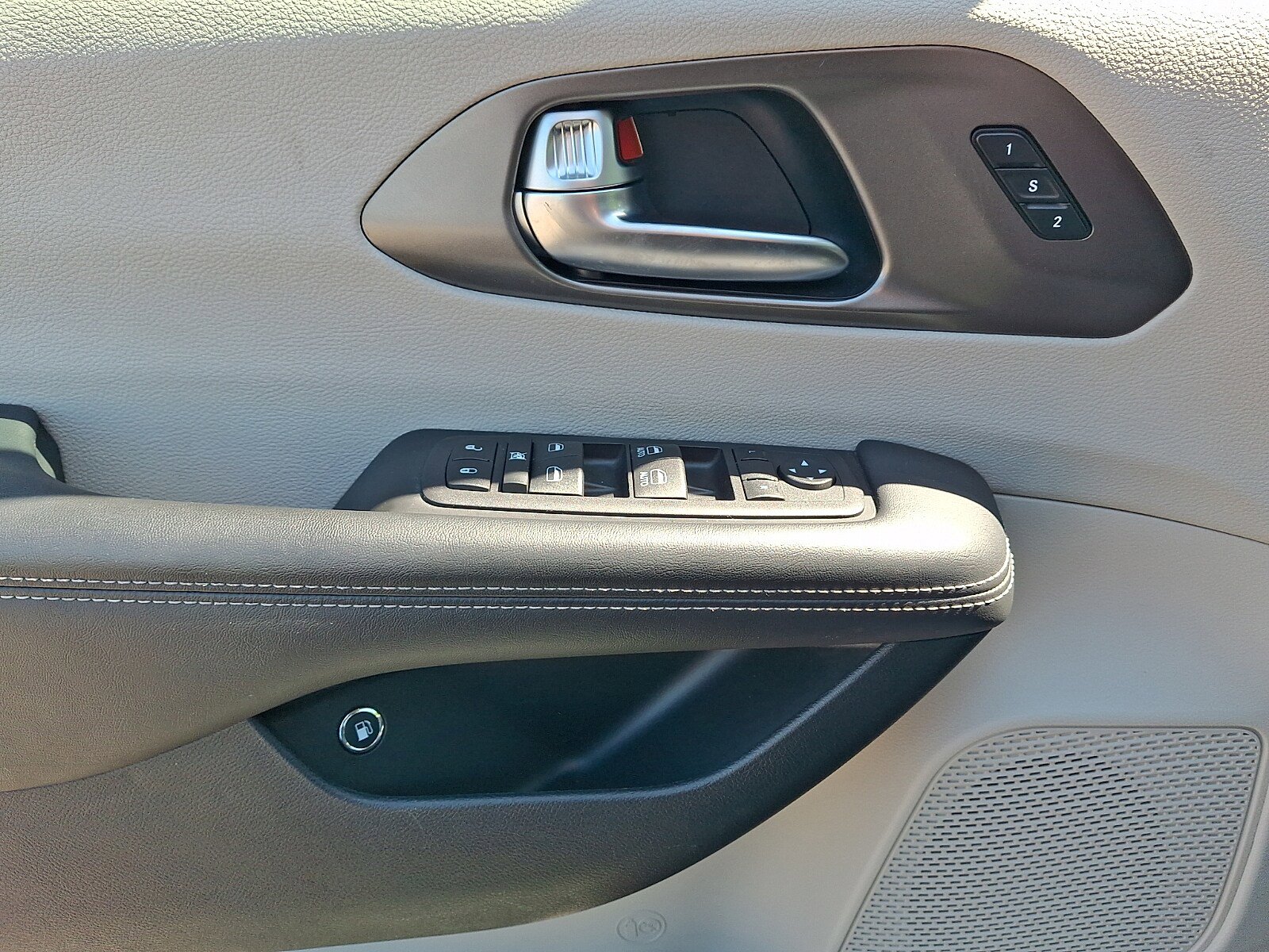 Used 2023 Chrysler Pacifica Touring-L FWD image 12