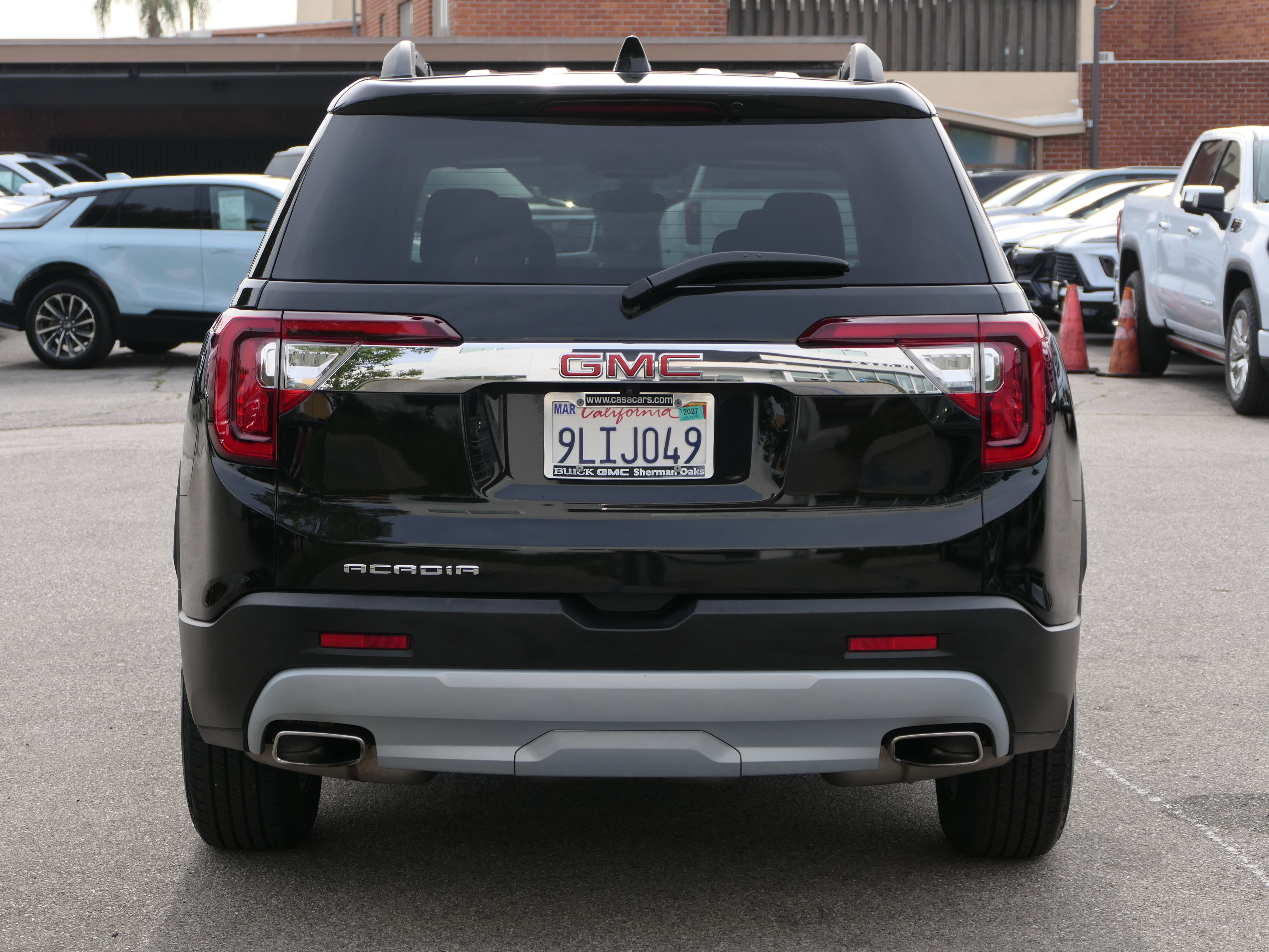 Used 2023 GMC Acadia SLE w/ Driver Convenience Package FWD image 4