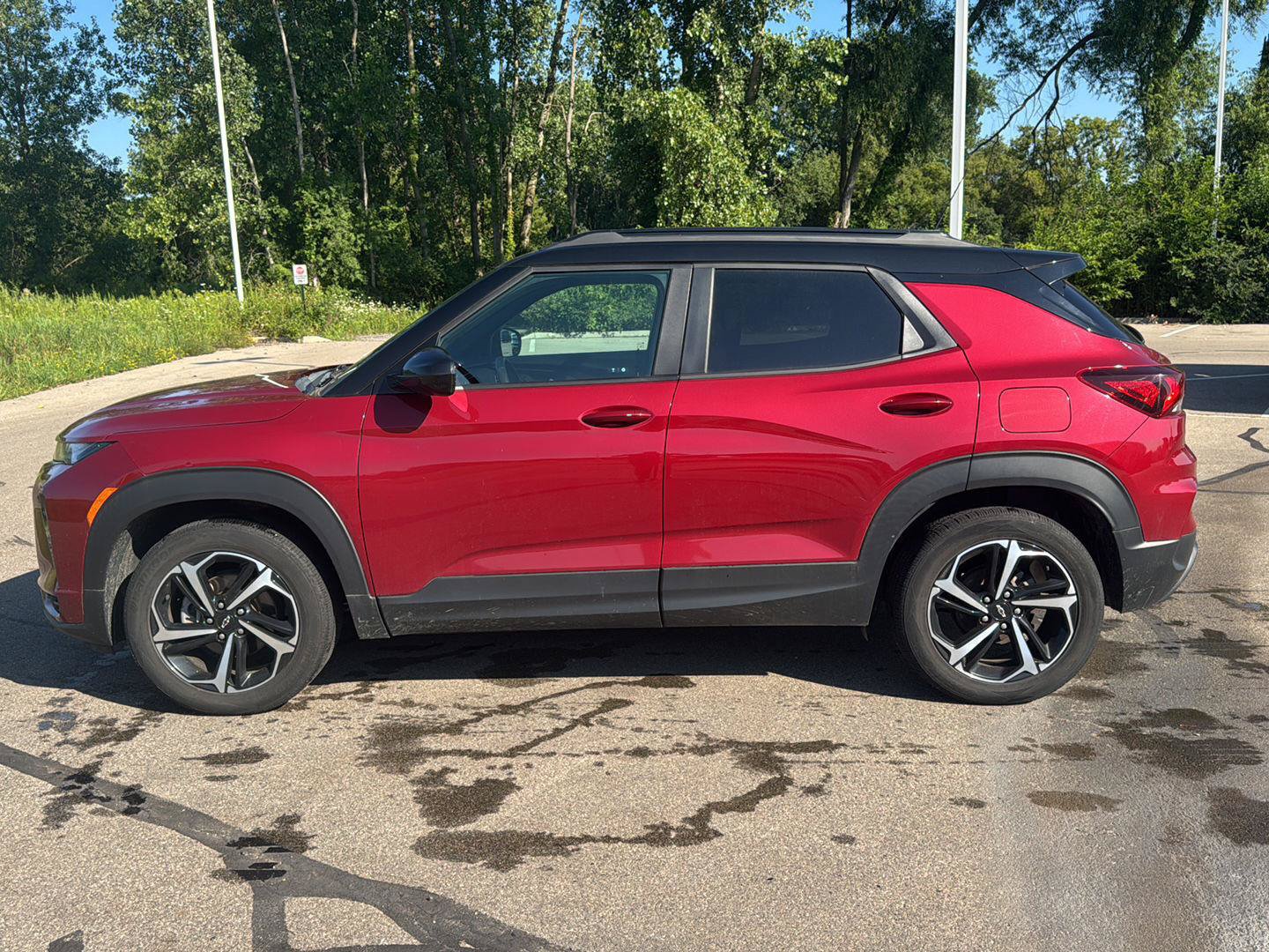 Used 2021 Chevrolet TrailBlazer RS w/ Sun and Liftgate Package AWD/4WD image 2