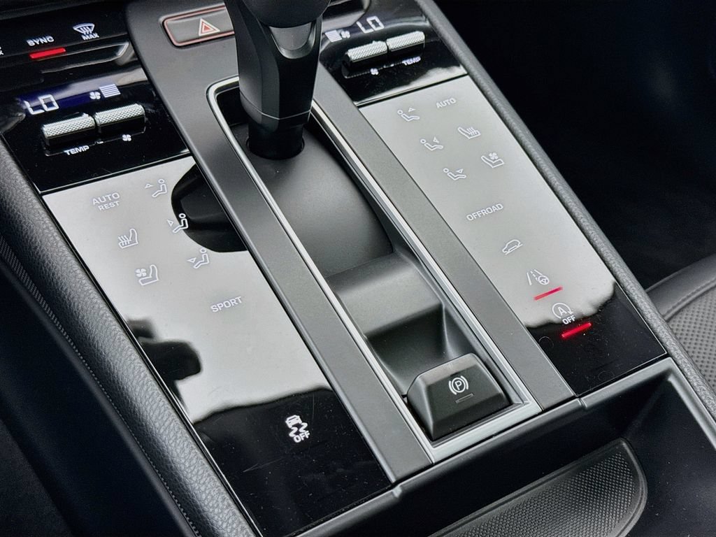 Certified 2025 Porsche Macan AWD/4WD image 22