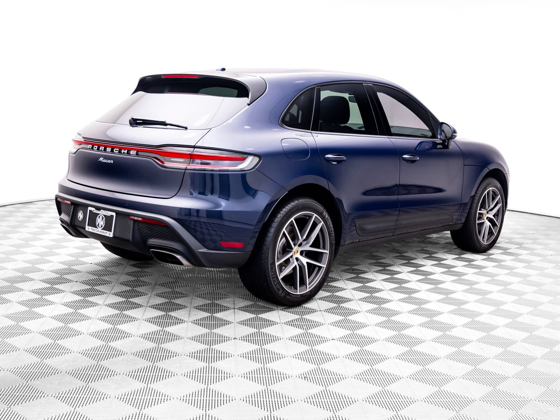Certified 2023 Porsche Macan AWD/4WD image 8