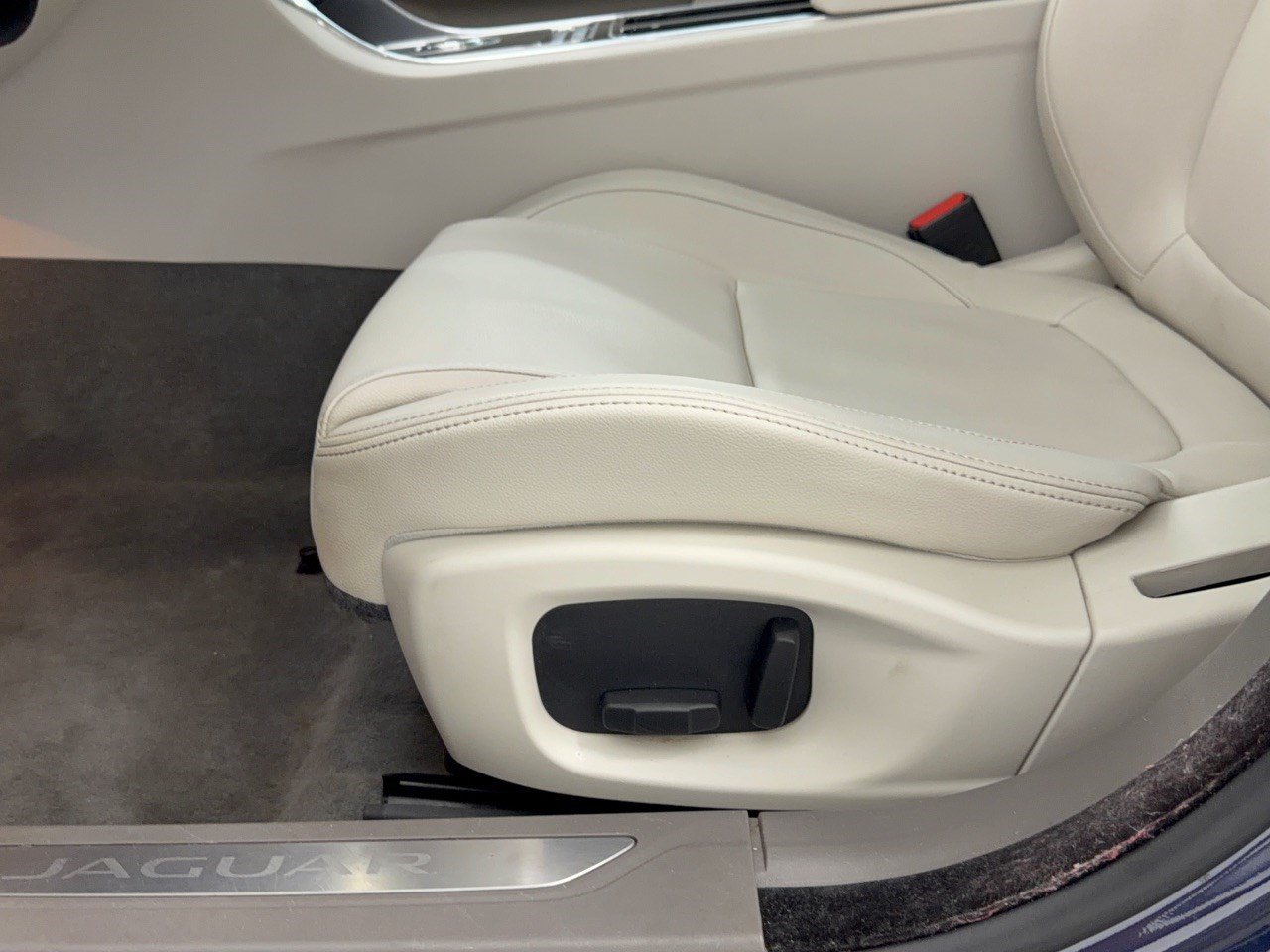 Used 2018 Jaguar XF Premium RWD image 16