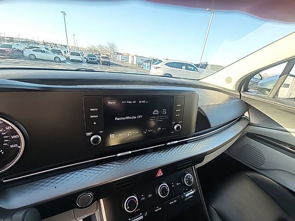 Used 2023 Kia Carnival LX image 17