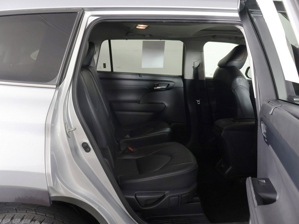 Used 2020 Toyota Highlander XLE image 33