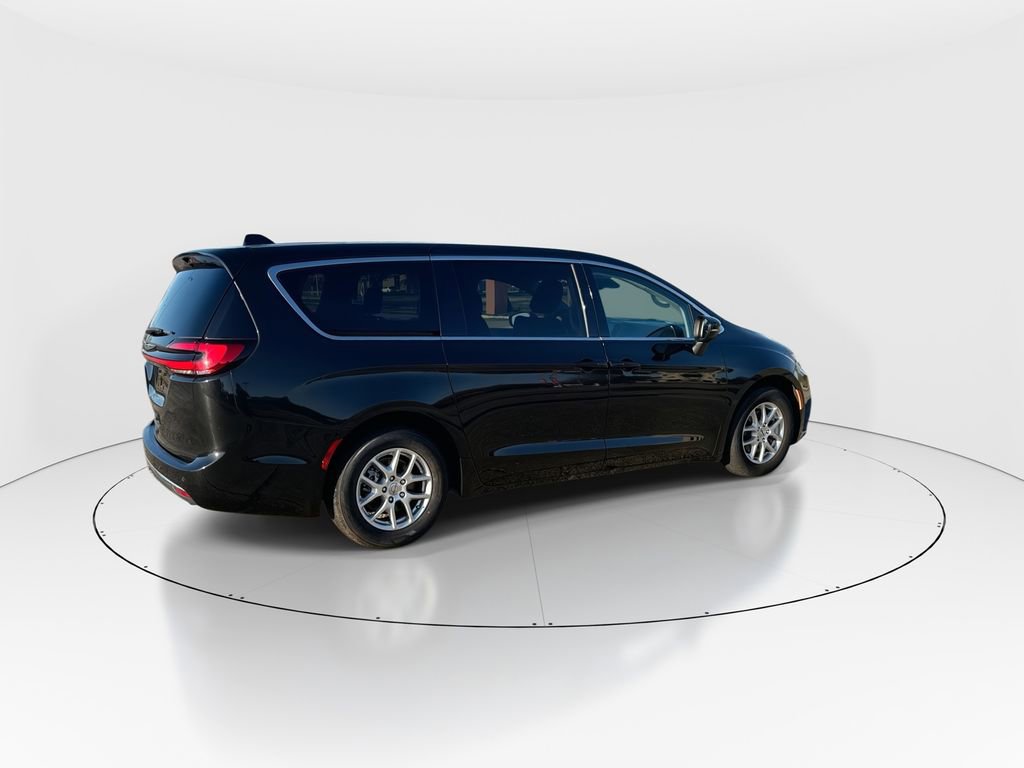 Used 2023 Chrysler Pacifica Touring-L image 8