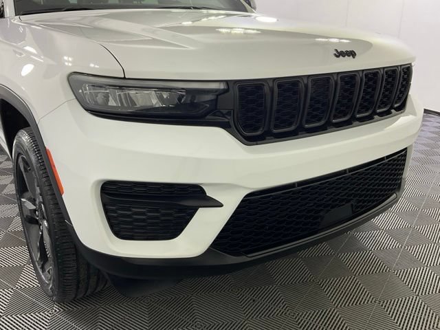 Used 2023 Jeep Grand Cherokee Altitude AWD/4WD image 10