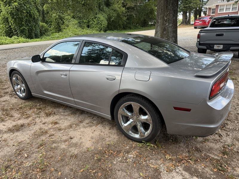 Used 2013 Dodge Charger SE w/ Connectivity Group RWD image 2