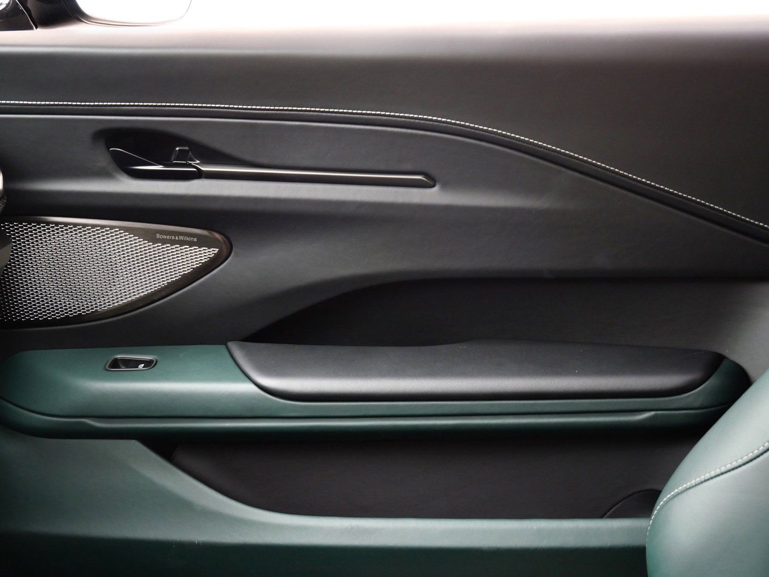 Used 2025 Aston Martin V8 Vantage Coupe image 20