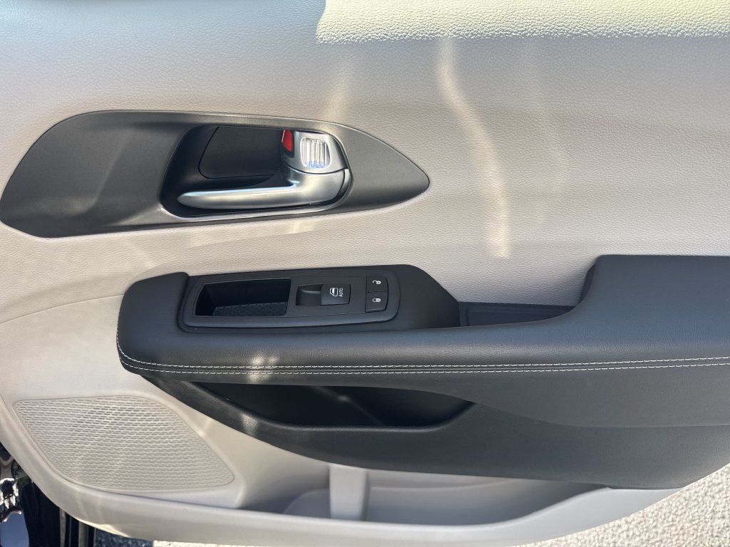 Used 2024 Chrysler Pacifica Touring-L FWD image 14