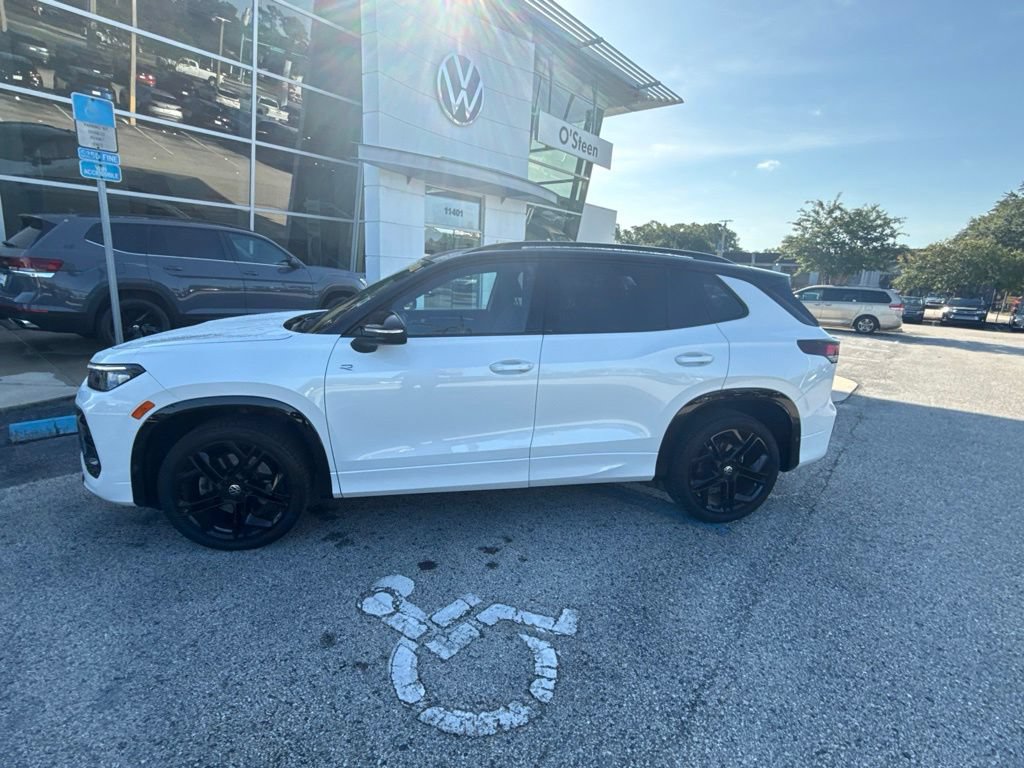 Certified 2025 Volkswagen Tiguan SE R-Line AWD/4WD image 3