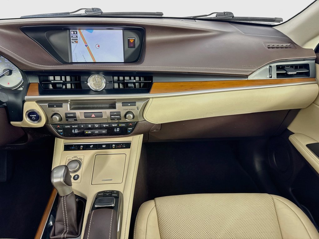 Used 2017 Lexus ES 300h w/ Luxury Package FWD image 25