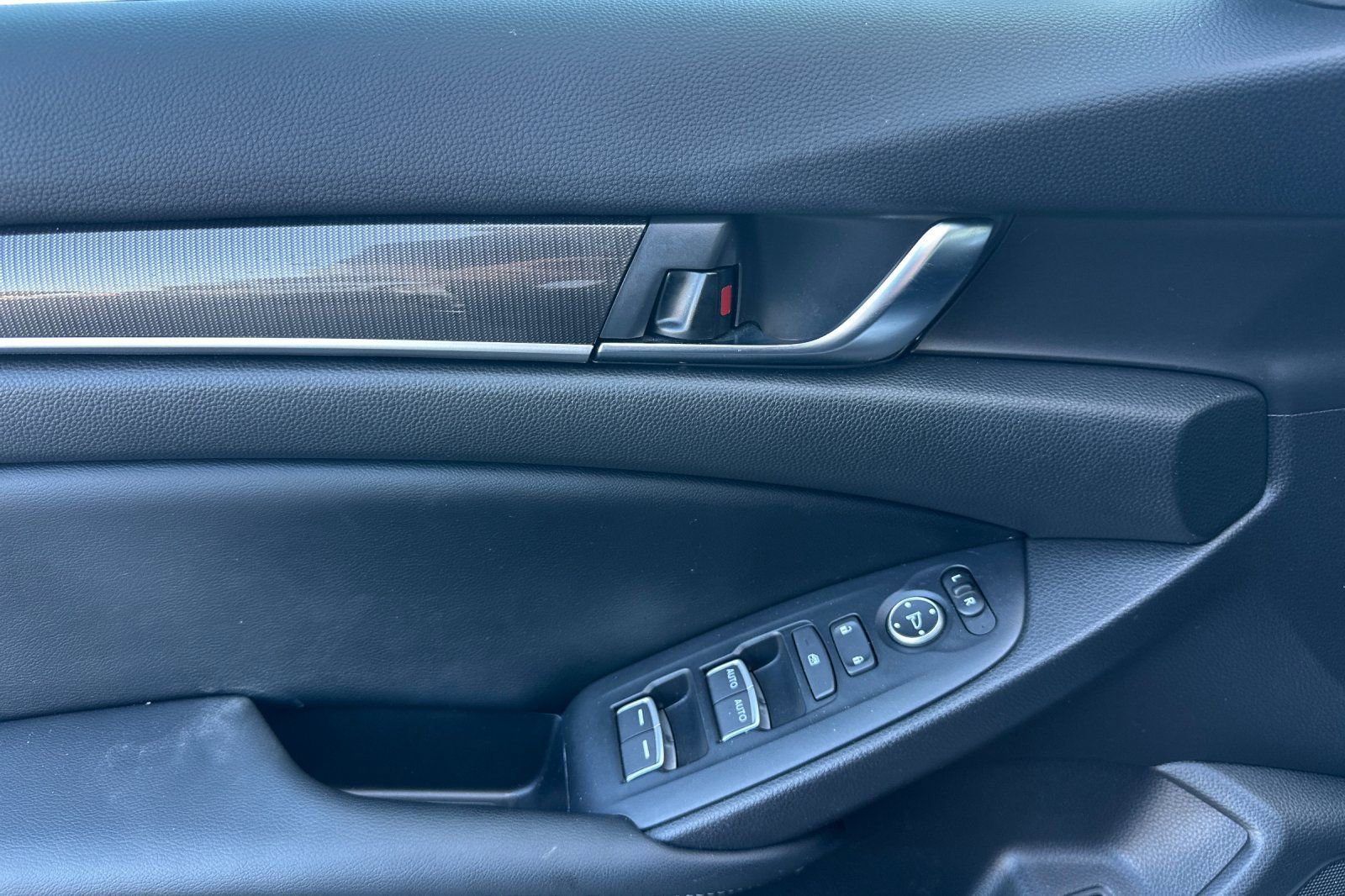 Used 2018 Honda Accord Sport image 12