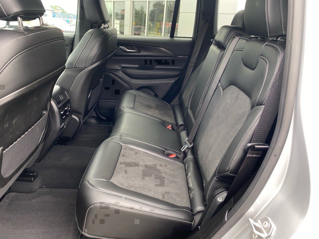 Used 2024 Jeep Grand Cherokee Altitude image 23